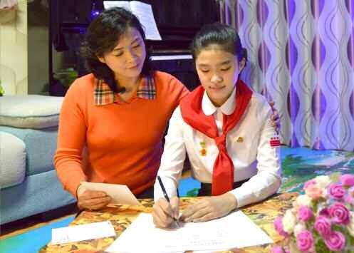 각 지역 노동자들에 ‘위문편지’ 보내는 북한 학생들