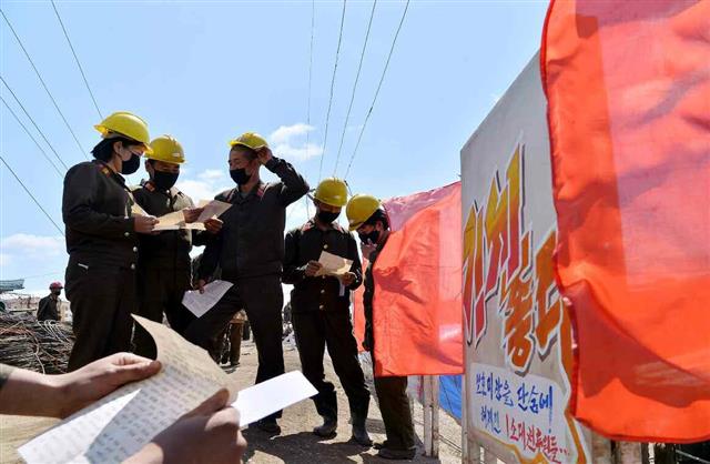 북한 각 지역 건설 현장으로 전달된 학생들의 위문편지