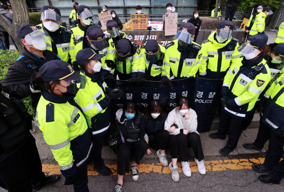 경찰에 막힌 후쿠시마 오염수 방류 규탄 회견 합류 대학생