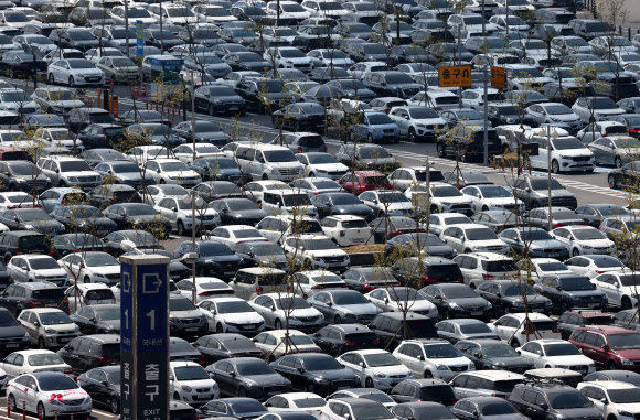 가득 찬 김포공항 주차장