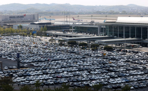 가득 찬 김포공항 주차장