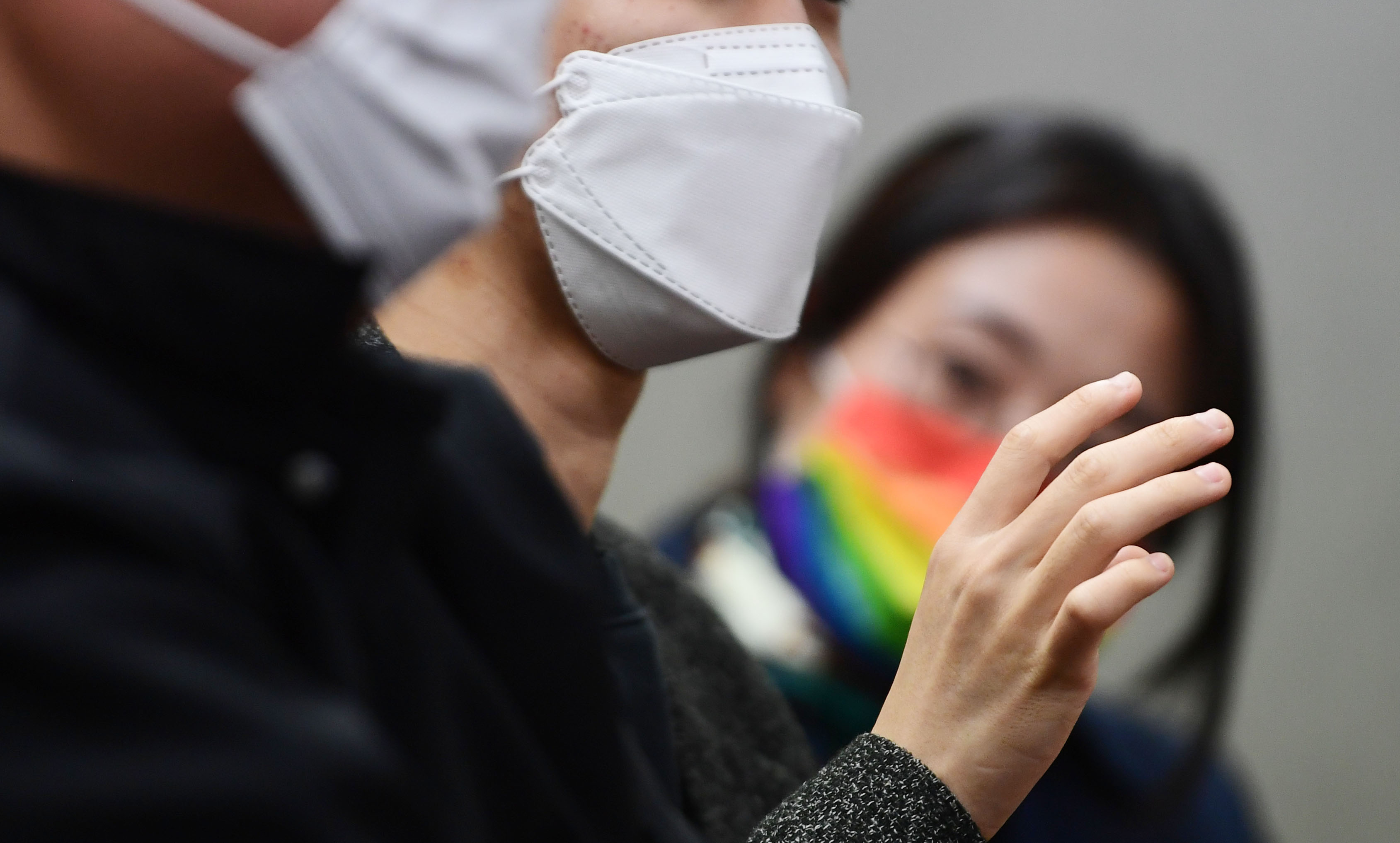 변희수 육군 하사의 친구인 이준(가명·왼쪽부터)씨와 변 하사의 애인인 박현서(가명)씨, 변 하사와 친분이 깊던 신지예 여성네트워크대표가 변 하사에 대해 인터뷰하고 있다. 2021. 4. 14 박윤슬 기자 seul@seoul.co.kr