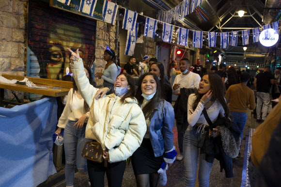 이스라엘 시민들이 지난 15일(현지시간) 예루살렘 마하네 예후다 시장에서 독립기념일을 즐기고 있다. AP 연합뉴스
