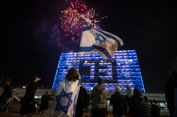 이스라엘 시민들이 지난 15일(현지시간) 텔아비브에서 독립기념일 기념 불꽃축제를 보고 있다. AP 연합뉴스