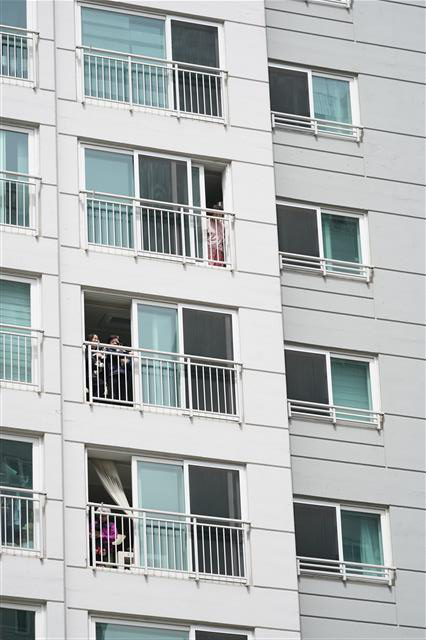 서울시립교향악단이 지난 17일 서울 은평구 녹번동의 한 아파트에서 ‘우리동네 음악회’를 올리자 주민들이 각자의 집 창문을 열고 음악을 즐기고 있다.  서울시립교향악단 제공 