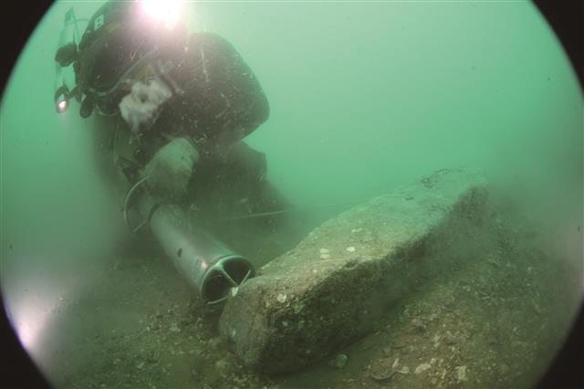 진도 명량대첩로 해역 수중발굴조사 모습. 문화재청 제공