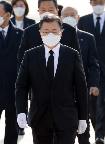 문재인 대통령이 19일 오전 서울 강북구 국립 4.19 민주묘지에서 참배를 위해 기념탑으로 이동하고 있다. 2021.4.19  연합뉴스