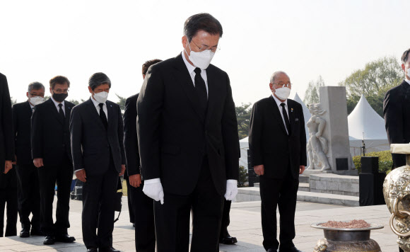 문재인 대통령이 19일 오전 서울 강북구 국립 4.19 민주묘지 기념탑에서 묵념하고 있다. 2021.4.19  연합뉴스