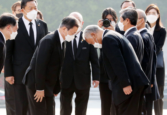 문재인 대통령이 19일 오전 서울 강북구 국립 4.19 민주묘지에서 4월회 회장단 등과 인사하고 있다. 2021.4.19  연합뉴스