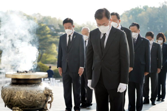 문재인 대통령이 19일 오전 서울 강북구 국립 4.19 민주묘지 기념탑에서 묵념하고 있다. 2021.4.19  연합뉴스