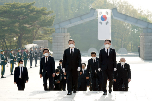 문재인 대통령이 19일 오전 서울 강북구 국립 4.19 민주묘지에서 참배를 위해 기념탑으로 이동하고 있다. 2021.4.19  연합뉴스