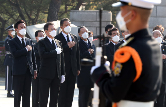 문재인 대통령이 19일 오전 서울 강북구 국립 4.19 민주묘지 기념탑에서 참배에 앞서 국기에 경례하고 있다. 2021.4.19  연합뉴스