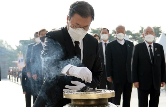 문재인 대통령이 19일 오전 서울 강북구 국립 4.19 민주묘지 기념탑에서 분향하고 있다. 2021.4.19  연합뉴스