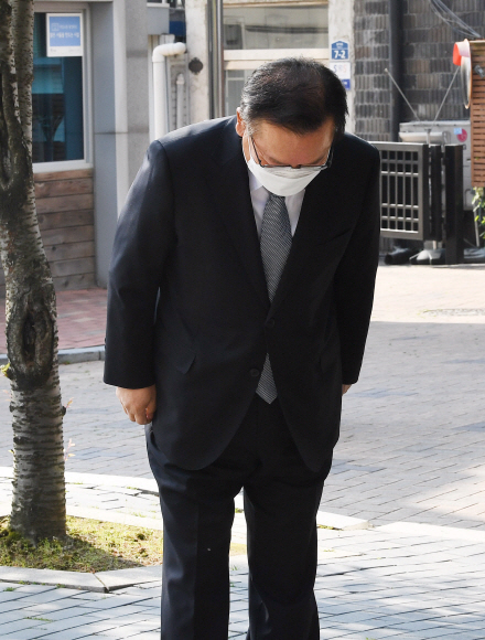 김부겸 국무총리 후보자가 19일 서울 종로구 금융감독원 연수원에 마련된 인사청문회 준비 사무실로 출근을 하며 취재진을 향해 인사를 하고 있다. 2021.4.19  오장환 기자 5zzang@seoul.o.kr