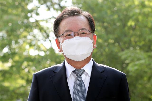 김부겸 국무총리 후보자가 19일 오전 서울 종로구 통의동 금융감독원 연수원에 마련된 인사청문회준비 사무실로 출근하며 취재진의 질문에 답하고 있다. 2021.4.19 뉴스1