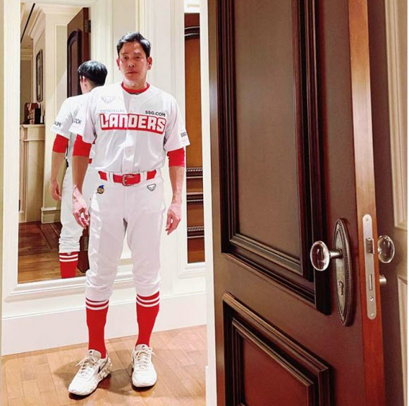 프로야구 SSG 랜더스 구단주인 정용진 신세계그룹 부회장이 18일 자신의 인스타그램 계정에 유니폼을 입은 사진을 올려 화제다. 정 부회장은 “핼러윈 코스튬이라는 얘기를 듣고 좌절했다”라는 코멘트를 달았다. 2021.4.19  정용진 부회장 인스타그램 캡처