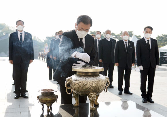 문재인 대통령이 19일 4·19혁명희생자유족회장 등 관계자들과 서울 강북구 국립 4·19 민주묘지를 참배하고 있다. 2021. 4. 19  준석 기자 pado@seoul.co.kr