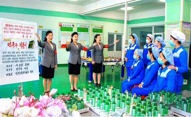 북한 노동당 기관지 노동신문은 19일 “생산 현장들에 달려나가 위대성 선전활동을 힘있게 벌이고 있다”면서 관련 사진을 실었다. 사진은 평천구역출판물보급소에서 사상 선전 중인 모습.  평양 노동신문 뉴스1