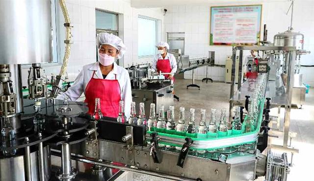 북한 노동당 기관지 노동신문은 19일 ‘높은 이상, 부단한 발전 - 평안북도가 신심 있게 내달린다’는 특집 기사를 실었다. 신문은 “지금 이 시각도 평북땅에는 이들의 땀과 노력이 깃든 창조물들이 계속 늘어나고 있다”며 “보다 아름답고 휘황할 평안북도의 내일이 주목된다”라고 전했다. 사진은 창성식료공장의 근로자들 모습. 평양 노동신문 뉴스1