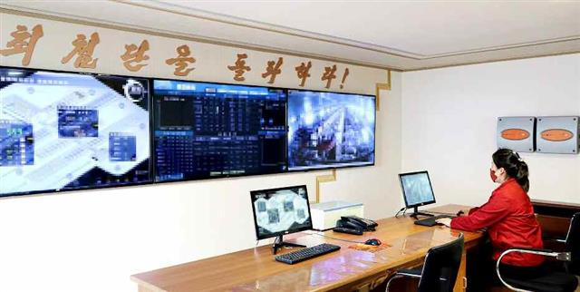 북한 노동당 기관지 노동신문은 19일 ‘높은 이상, 부단한 발전 - 평안북도가 신심 있게 내달린다’는 특집 기사를 실었다. 신문은 “평안북도의 일꾼(간부)들과 근로자들이 지역경제의 끊임없는 발전 상승을 위해 첫걸음부터 최대의 마력을 내고 있다”고 설명했다. 사진은 평북돼지공장. 평양 노동신문 뉴스1