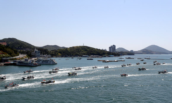 19일 오전 전남 여수시 국동항에서 어민들이 일본 원전 오염수 해양방출 결정을 규탄하며 해상 퍼레이드를 펼치고 있다. 이날 해상 퍼레이드에는 여수지역 어선 150여척이 참가했다. 2021.4.19  연합뉴스