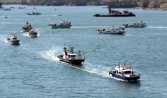 19일 오전 전남 여수시 국동항에서 어민들이 일본 원전 오염수 해양방출 결정을 규탄하며 해상 퍼레이드를 펼치고 있다. 이날 해상 퍼레이드에는 여수지역 어선 150여척이 참가했다. 2021.4.19  연합뉴스
