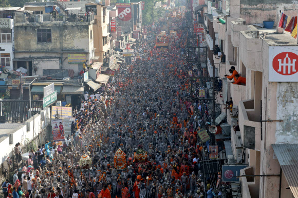 코로나19 폭증에도 거리 가득 메운 인도 힌두교 축제 행렬