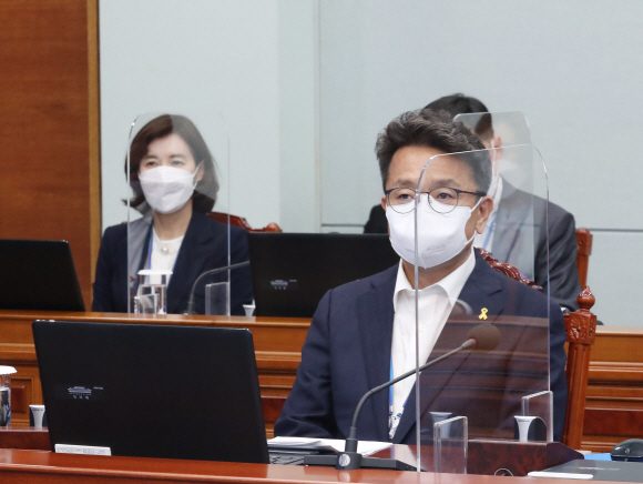 이철희 신임 정무수석(오른쪽)과 박경미 신임 대변인이 19일 청와대 여민관에서 열린 수석·보좌관 회의에 처음으로 참석하고 있다. 2021. 4. 19  도준석 기자 pado@seoul.co.kr