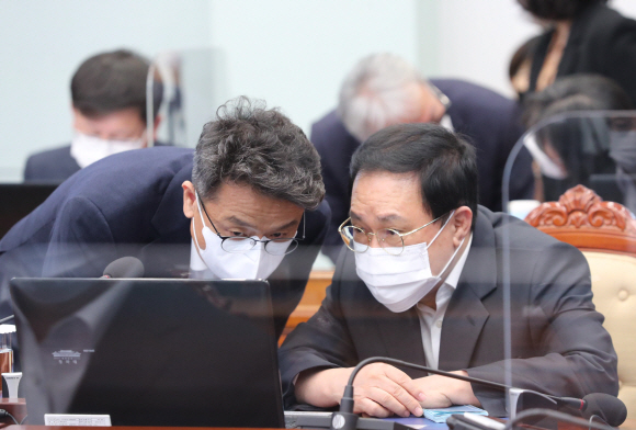 이철희 신임 정무수석(왼쪽)이 19일 청와대 여민관에서 열린 수석·보좌관 회의에 참석해 유영민 대통령 비서실장과 대화하고 있다. 2021. 4. 19  도준석 기자 pado@seoul.co.kr