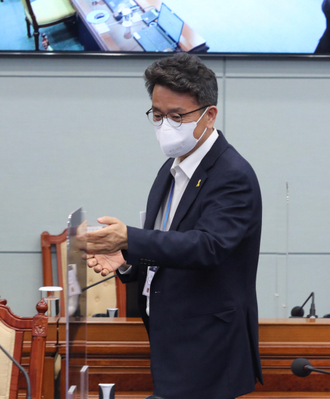 이철희 신임 정무수석이 19일 청와대 여민관에서 열린 수석·보좌관 회의에 참석하고 있다. 2021. 4. 19  도준석 기자 pado@seoul.co.kr