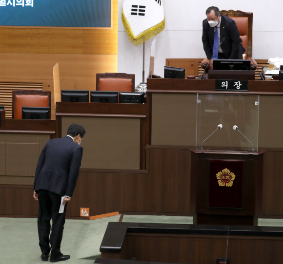 오세훈 서울시장이 19일 오후 서울시 중구 서울시의회에서 열린 제300회 임시회 기념식에서 축사를 마친 뒤 인사하고 있다. 2021.4.19  연합뉴스