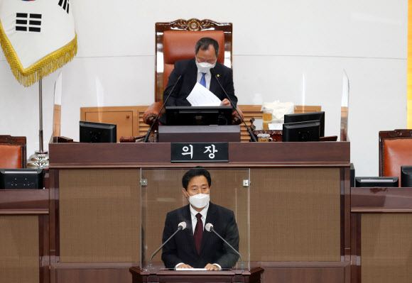 오세훈 서울시장이 19일 오후 서울시 중구 서울시의회에서 열린 제300회 임시회 기념식에서 축사하고 있다. 2021.4.19  연합뉴스