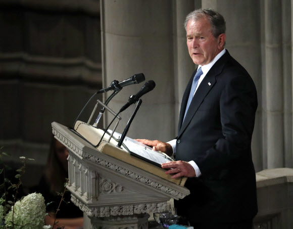 2018년 존 매케인 의원의 장례식에 참석한 조지 W 부시 전 미국 대통령. AP 연합뉴스