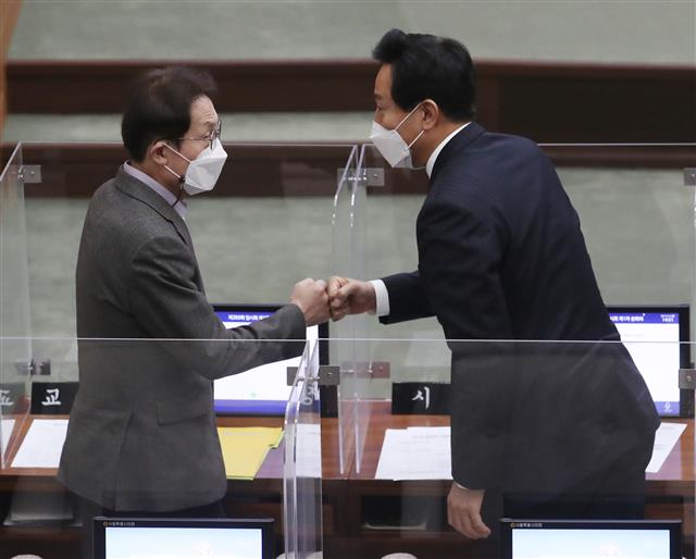 오세훈 서울시장과 조희연 서울시교육감이 19일 오후 서울 중구 서울시의회에서 열린 ‘제300회 시의회 임시회’에서 인사를 나누고 있다. 2021.4.19 뉴스1