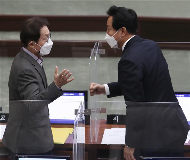 오세훈 서울시장과 조희연 서울시교육감이 19일 오후 서울 중구 서울시의회에서 열린 ‘제300회 시의회 임시회’에서 대화를 나누고 있다. 2021.4.19 뉴스1