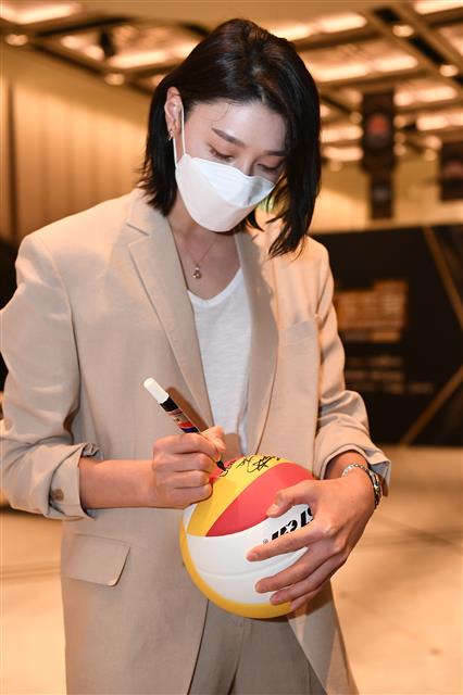 김연경(흥국생명)이 19일 그랜드 하얏트 서울 호텔에서 열린 2020-21 도드람 V리그 시상식에서 배구공에 사인하고 있다. 2021.4.19  한국배구연맹 제공