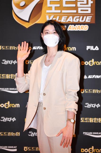 김연경(흥국생명)이 19일 그랜드 하얏트 서울 호텔에서 열린 2020-21 도드람 V리그 시상식에 참석해 포토타임을 갖고 있다. 2021.4.19 한국배구연맹 제공