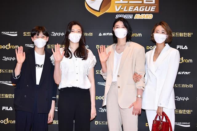 이선우(KGC인삼공사))(왼쪽부터), 양효진(현대건설), 김연경(흥국생명), 한송이(KGC인삼공사)가 19일 그랜드 하얏트 서울 호텔에서 열린 2020-21 도드람 V리그 시상식에 참석해 포토타임을 갖고 있다.  2021.4.19 한국배구연맹 제공