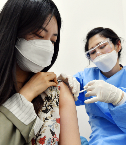 19일 서울 강서구 부민병원에서 항공업계 승무원이 아스트라제네카 백신을 접종받고 있다. 항공업계 종사자들을 대상으로 한 코로나19 백신 접종이 이날부터 시작됐다.  박윤슬 기자 seul@seoul.co.kr
