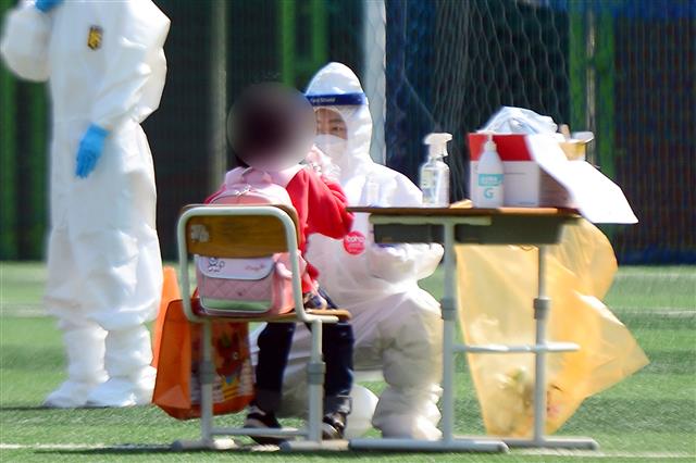 19일 오전 광주 광산구 한 초등학교에서 학생 2명이 코로나19에 확진된 가운데 이 학교 한 학생이 검사를 받고 있다. 광주 뉴스1