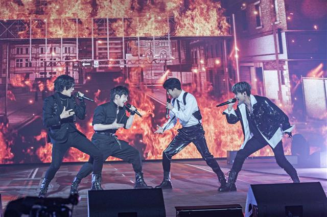‘팬텀싱어’시즌1~3의 결승에 올랐던 9팀이 총출동한 ‘팬텀싱어 올스타전’은 오디션에서 선보이지 않았던 새로운 장르를 시도한다.<br>JTBC 제공
