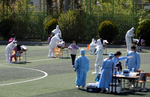 19일 오전 광주 광산구 한 초등학교 운동장에 신종 코로나바이러스 감염증(코로나19) 임시 선별진료소가 마련돼 재학생이 전수 검사에 참여하고 있다. 방역 당국은 국회의원 지역 사무소 관계자가 포함된 전남 담양 지인 모임 관련 확산세가 해당 초등학교에까지 미치자 재학생과 교직원을 대상으로 전수 검사에 나섰다. 2021.4.19 연합뉴스