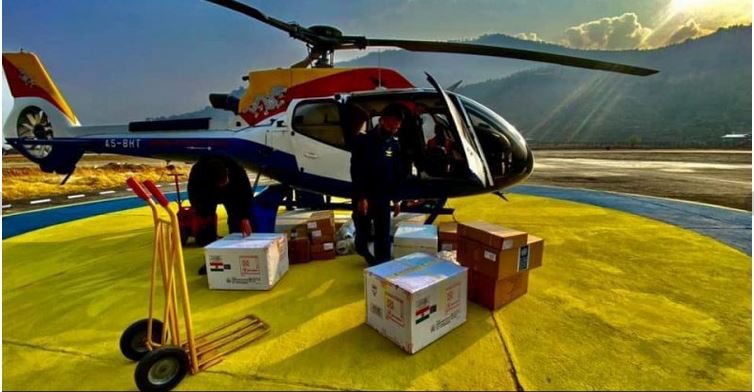 헬리콥터를 이용해 코로나 백신을 수송하고 있다. 출처:부탄 보건부