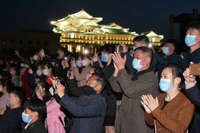 북한 노동당 기관지 노동신문은 20일 태양절 경축 조명축전 ‘빛의 조화-2021’이 지난 18일부터 수도 평양에서 진행됐다고 밝혔다. 사진은 축제를 보러 나온 평양 사람들. 평양 노동신문 뉴스1