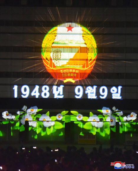 북한이 김일성 주석 생일(태양절?4월 15일)을 기념해 18일부터 20일까지 평양에서 조명축전 ‘빛의 조화-2021’을 진행한다고 조선중앙통신이 20일 보도했다. 북한은 지난해 10월에도 노동당 창건 75주년을 기념해 ‘빛의 조화 -2020’을 개최한 바 있다. 2021.4.20  평양 조선중앙통신 연합뉴스