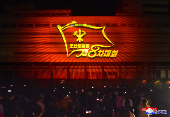 북한이 김일성 주석 생일(태양절?4월 15일)을 기념해 18일부터 20일까지 평양에서 조명축전 ‘빛의 조화-2021’을 진행한다고 조선중앙통신이 20일 보도했다. 북한은 지난해 10월에도 노동당 창건 75주년을 기념해 ‘빛의 조화 -2020’을 개최한 바 있다. 2021.4.20  평양 조선중앙통신 연합뉴스