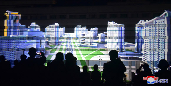 북한이 김일성 주석 생일(태양절?4월 15일)을 기념해 18일부터 20일까지 평양에서 조명축전 ‘빛의 조화-2021’을 진행한다고 조선중앙통신이 20일 보도했다. 북한은 지난해 10월에도 노동당 창건 75주년을 기념해 ‘빛의 조화 -2020’을 개최한 바 있다. 2021.4.20  평양 조선중앙통신 연합뉴스