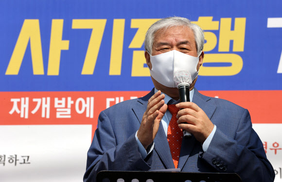 전광훈 사랑제일교회 목사가 20일 오전 서울 성북구 사랑제일교회 인근에서 열린 기자회견에서 서울시의 교회 명도집행 중단 및 전면 재검토를 촉구하고 있다. 2021.4.20  연합뉴스