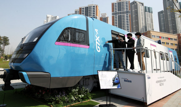 20일 오전 경기도 화성시 동탄여울공원에서 열린 ‘수도권광역급행철도(GTX) A노선 철도차량 목업 전시회’에서 관계자들이 열차를 살펴보고 있다. 2021.4.20  연합뉴스