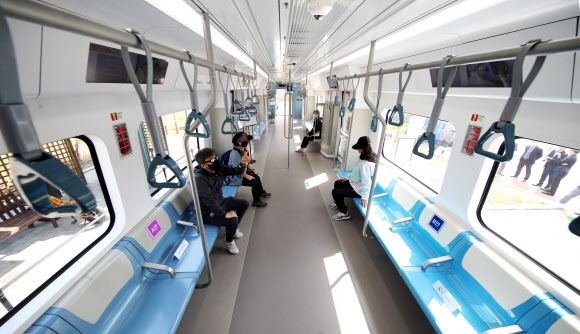 20일 오전 경기도 화성시 동탄여울공원에서 열린 ‘수도권광역급행철도(GTX) A노선 철도차량 목업 전시회’에서 시민들이 열차 내부를 살펴보고 있다. 2021.4.20  연합뉴스